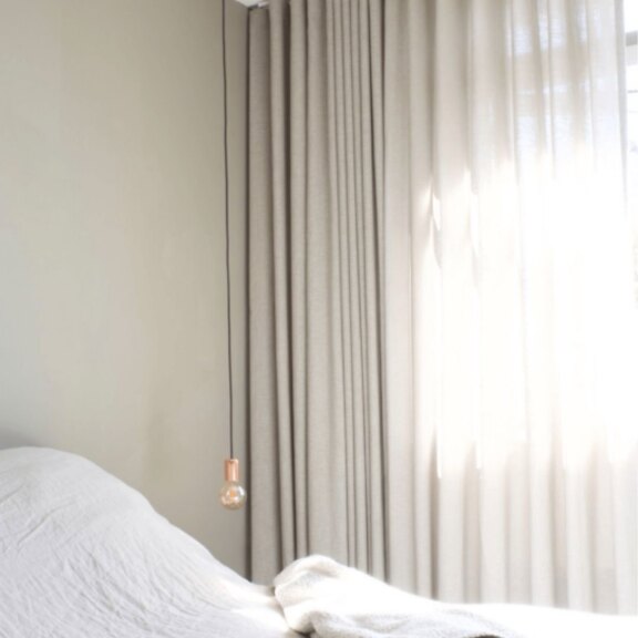 Tip 5 | Voor licht & privacy kies overgordijnen in je slaapkamer